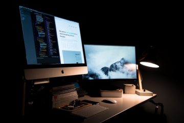 skapa en hemsida med iMac i ett rum